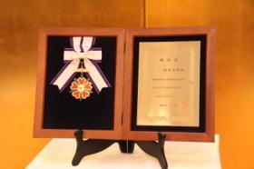 顕彰状と記念のメダル