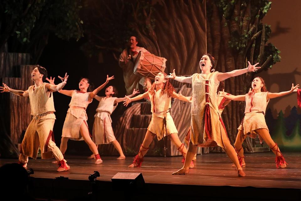 播州織の衣装をまとった俳優のみなさん