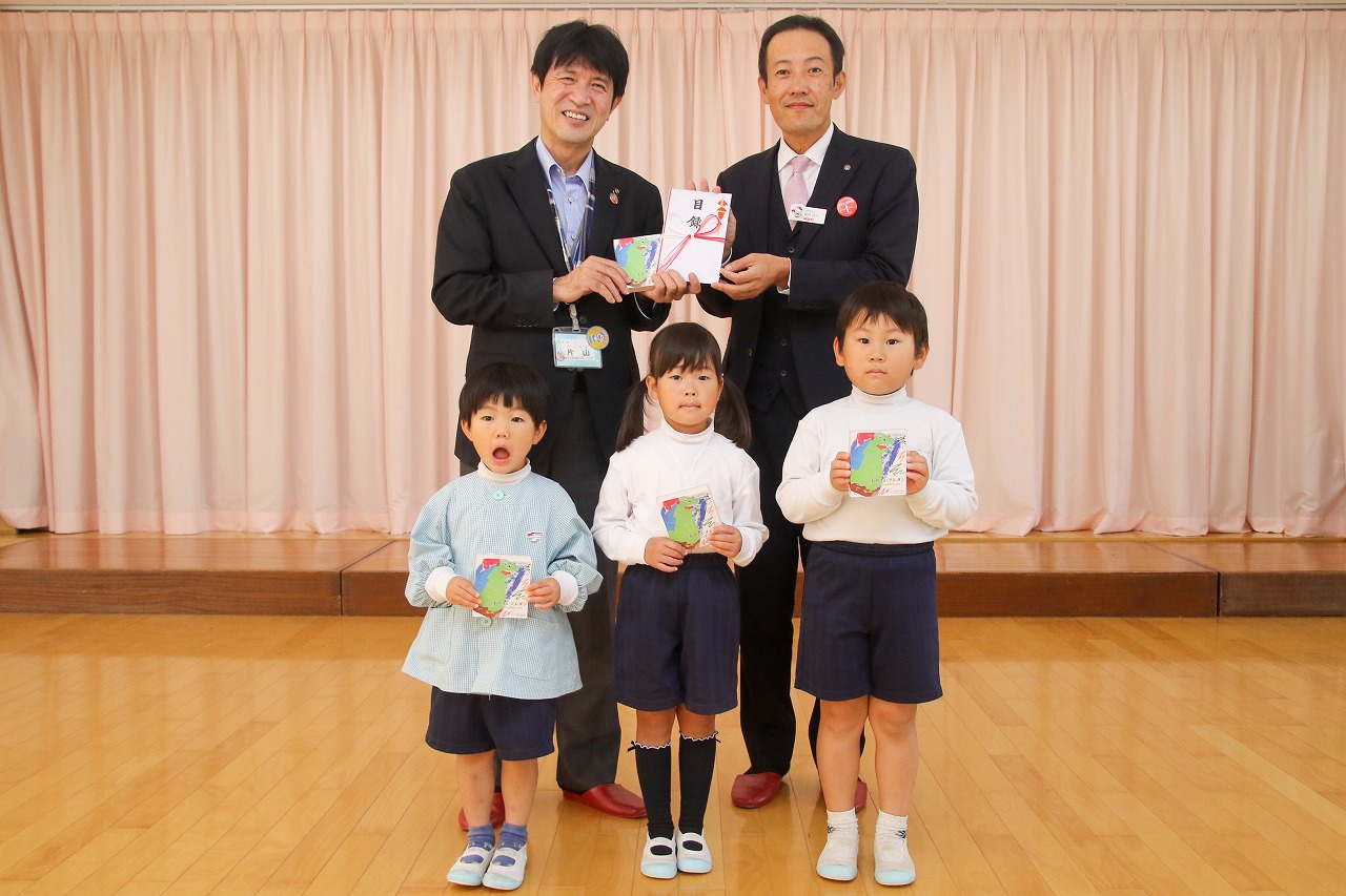 しばざくら幼稚園園児と片山市長（左）、富国生命保険相互会社　神戸支社　坂井支社長（右）