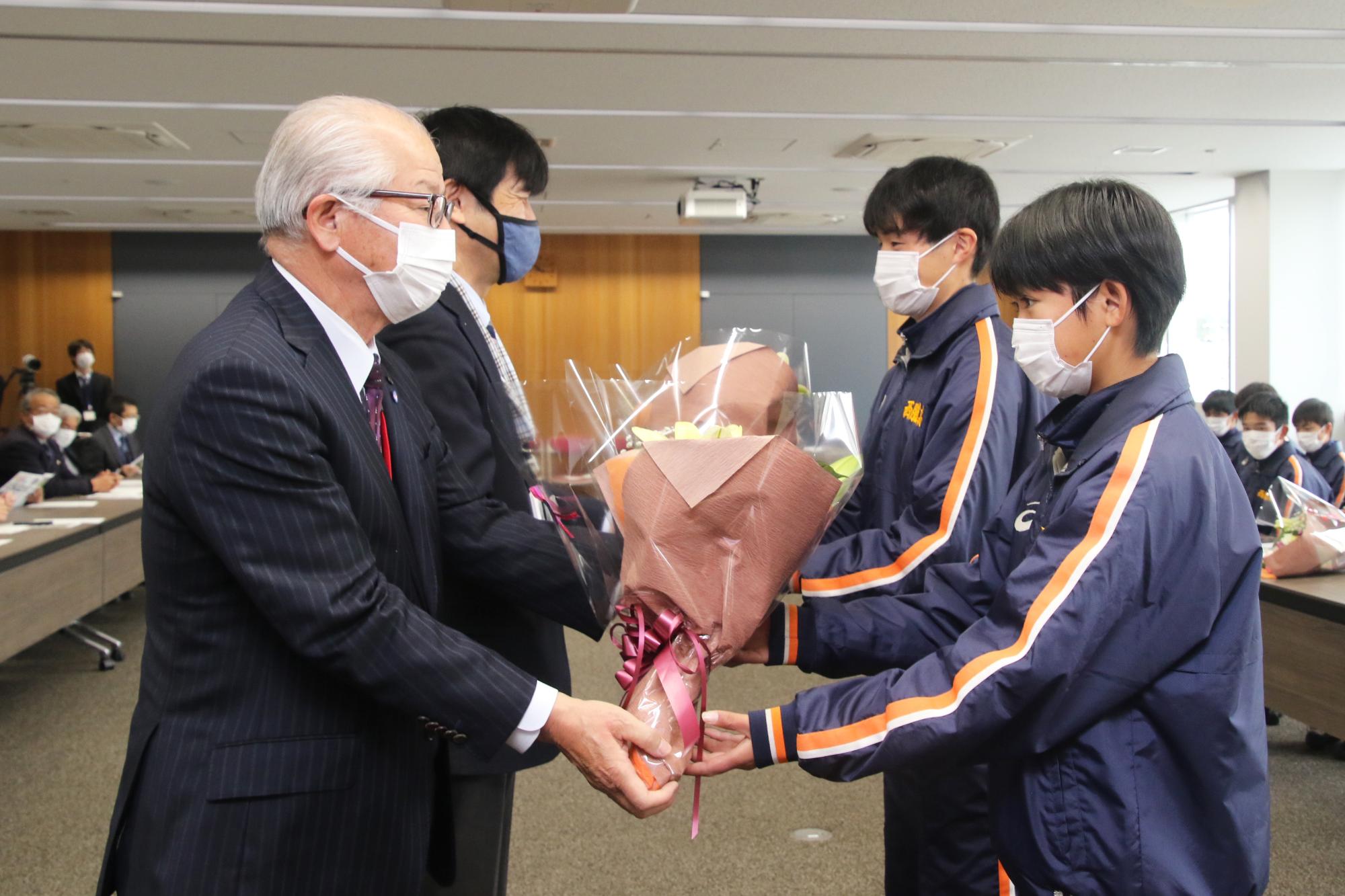 西脇工業高校陸上競技部の入賞報告の様子