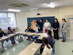 花田ゼミの皆様による染色指導の様子