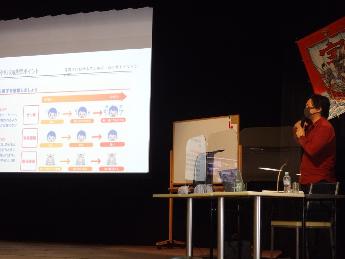 阿川先生の資料を見ながらわかりやすい説明の様子