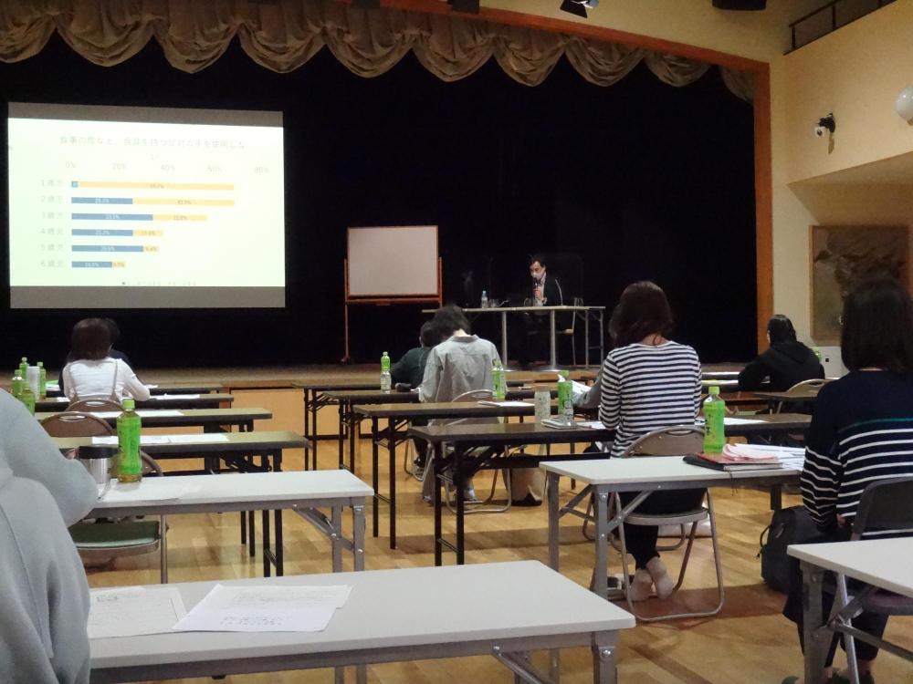 資料を見ながら研修する様子