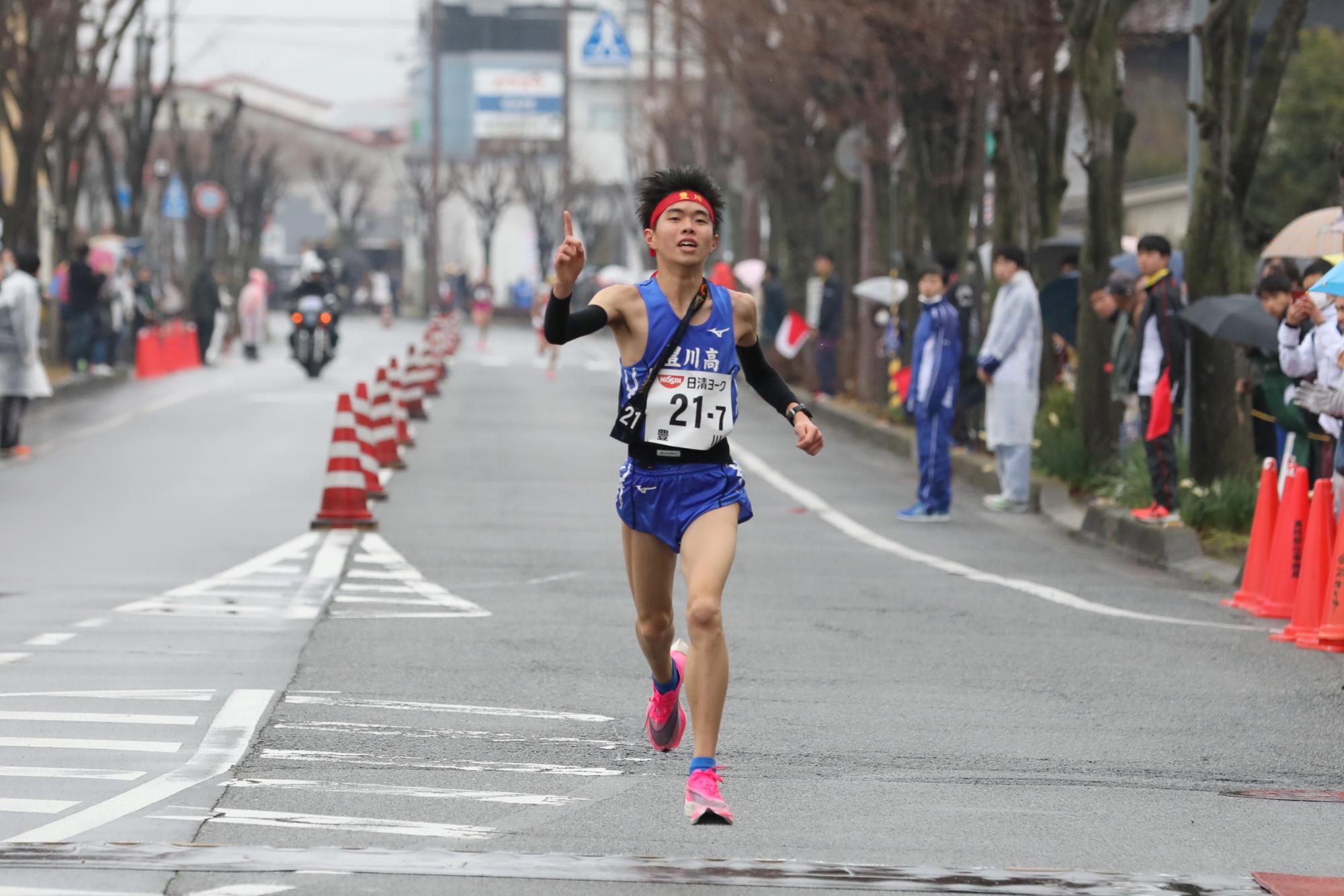 第12回西脇多可新人高校駅伝競走大会男子ゴールの様子