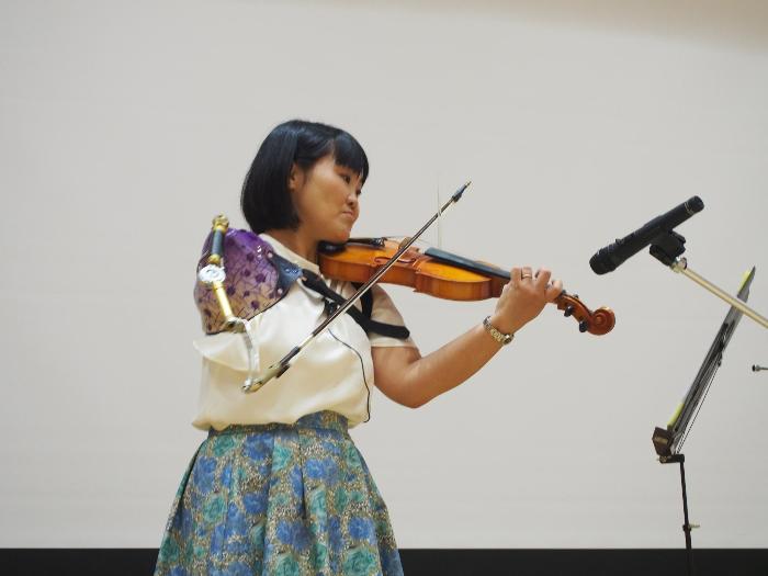 野村地区講演会（伊藤真波さん演奏の様子）