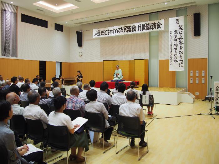 19重春地区講演会ダイアン吉日さん落語の様子