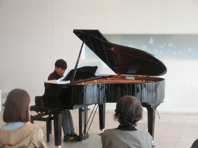 ピアノ演奏中の様子