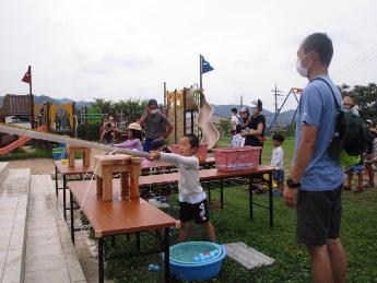 チーム対抗ボールキャッチリレーの様子