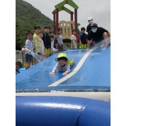 走って・すべって・ドーン！の様子