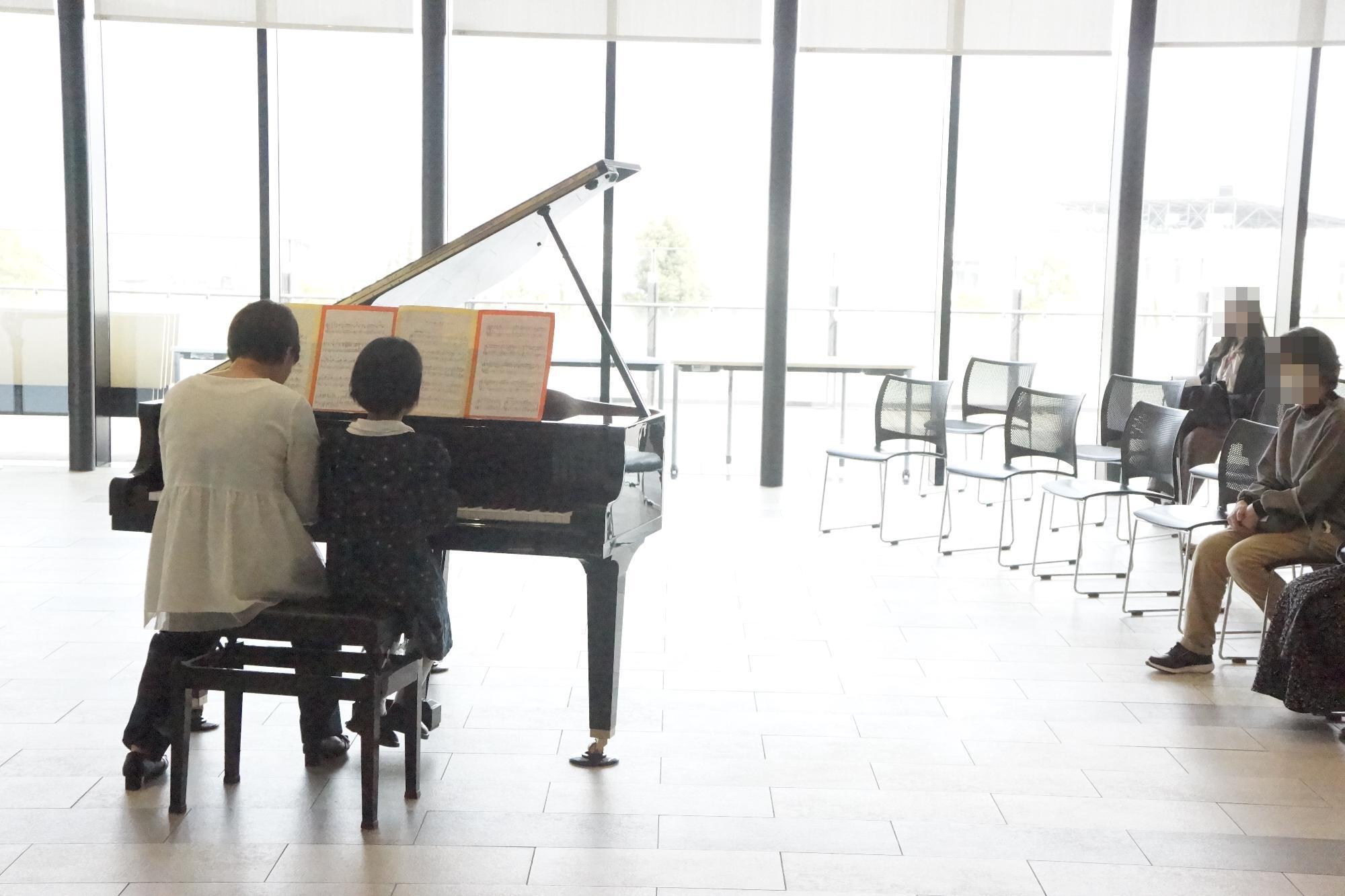 ピアノ演奏中の様子