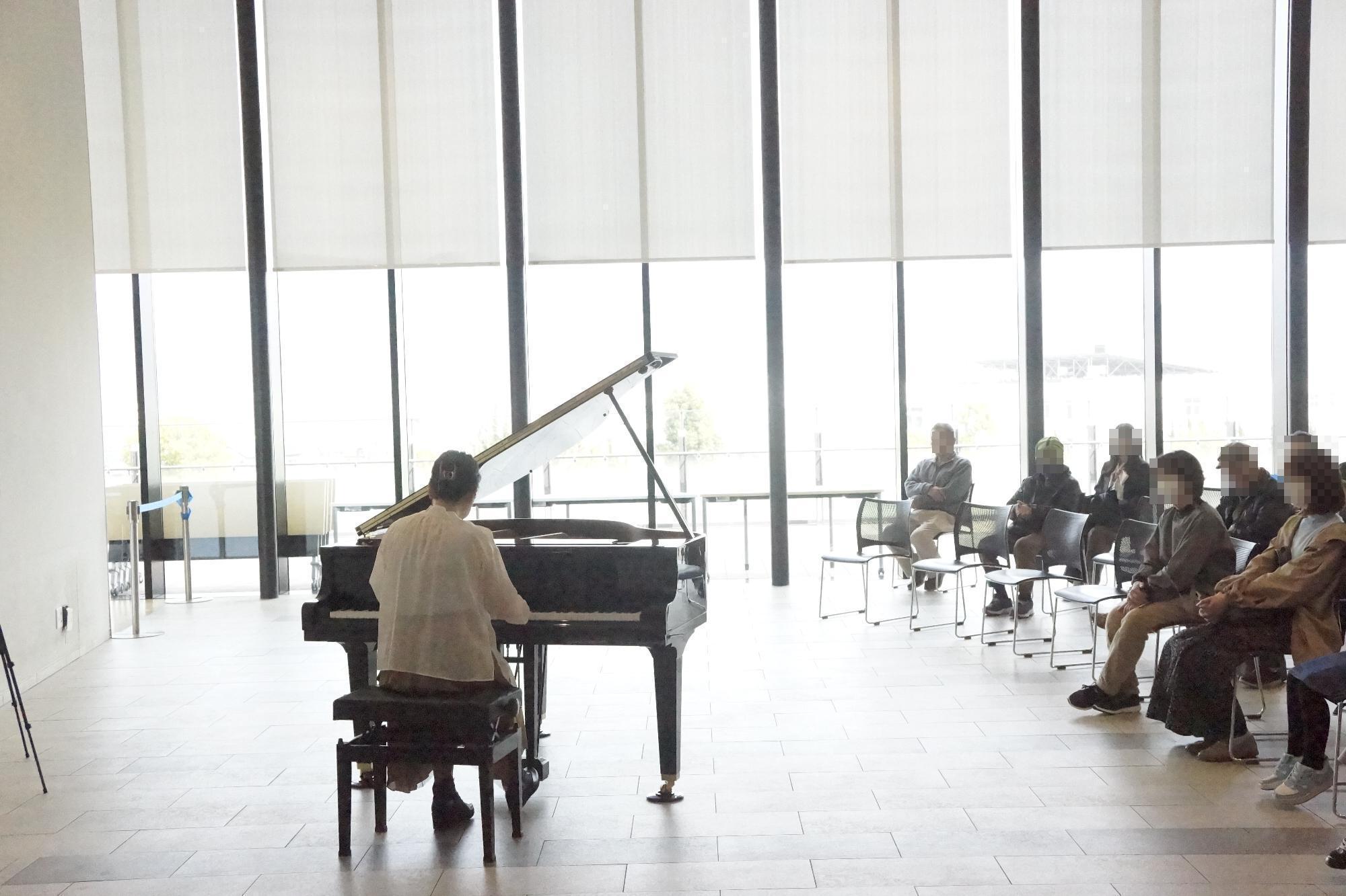 ピアノ演奏中の様子