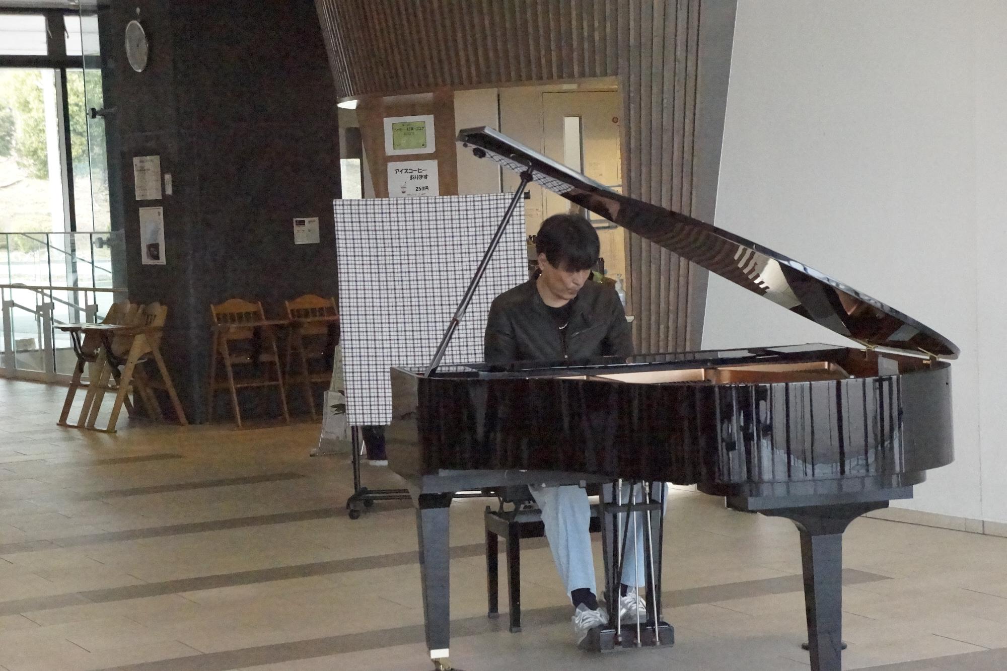 ピアノ演奏中の様子