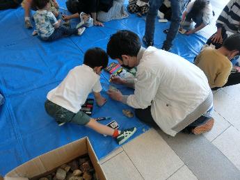 石ころに絵を描く様子