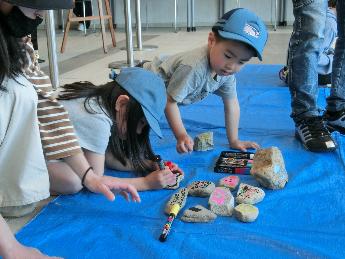 石ころに絵を描く様子