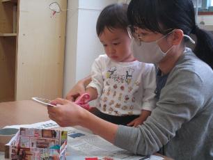 親子ではさみを使う姿