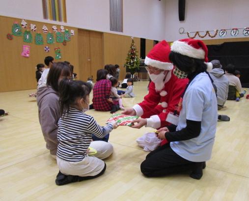 サンタさんからクリスマスプレゼントを受け取る