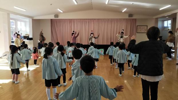 園児がダンスしている