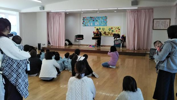 マジックショーを見ている園児たち