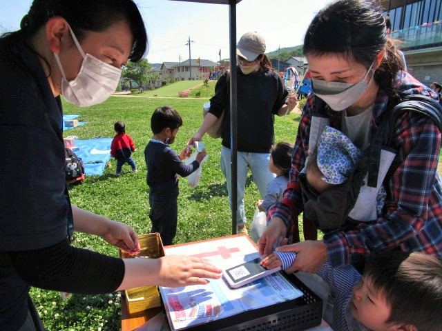 段ボールで作ったスマホで決済ごっこ