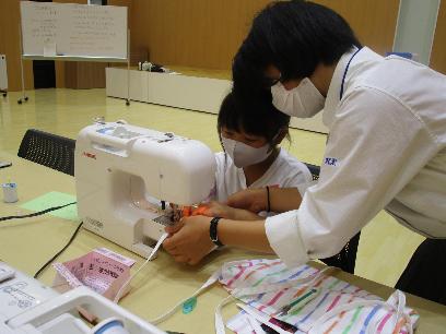 ミシンの使い方を教わる