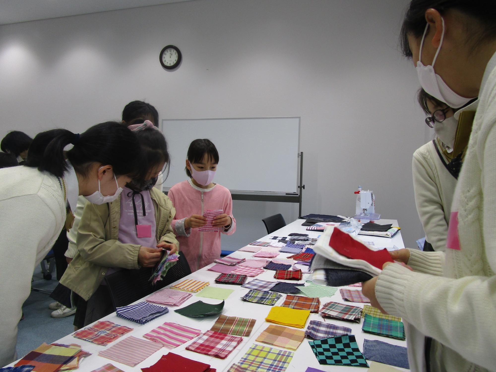 布を選んでいる様子