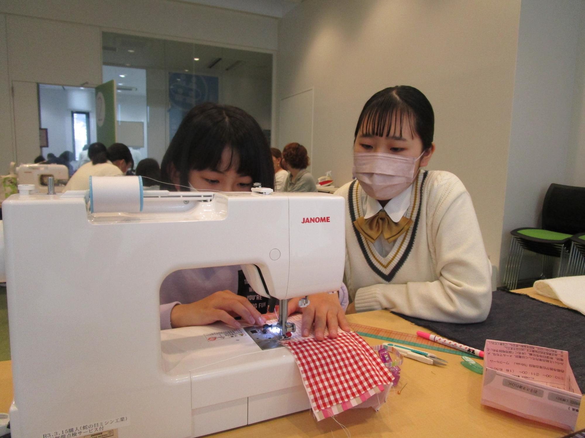 ミシンを使って縫い合わせている様子