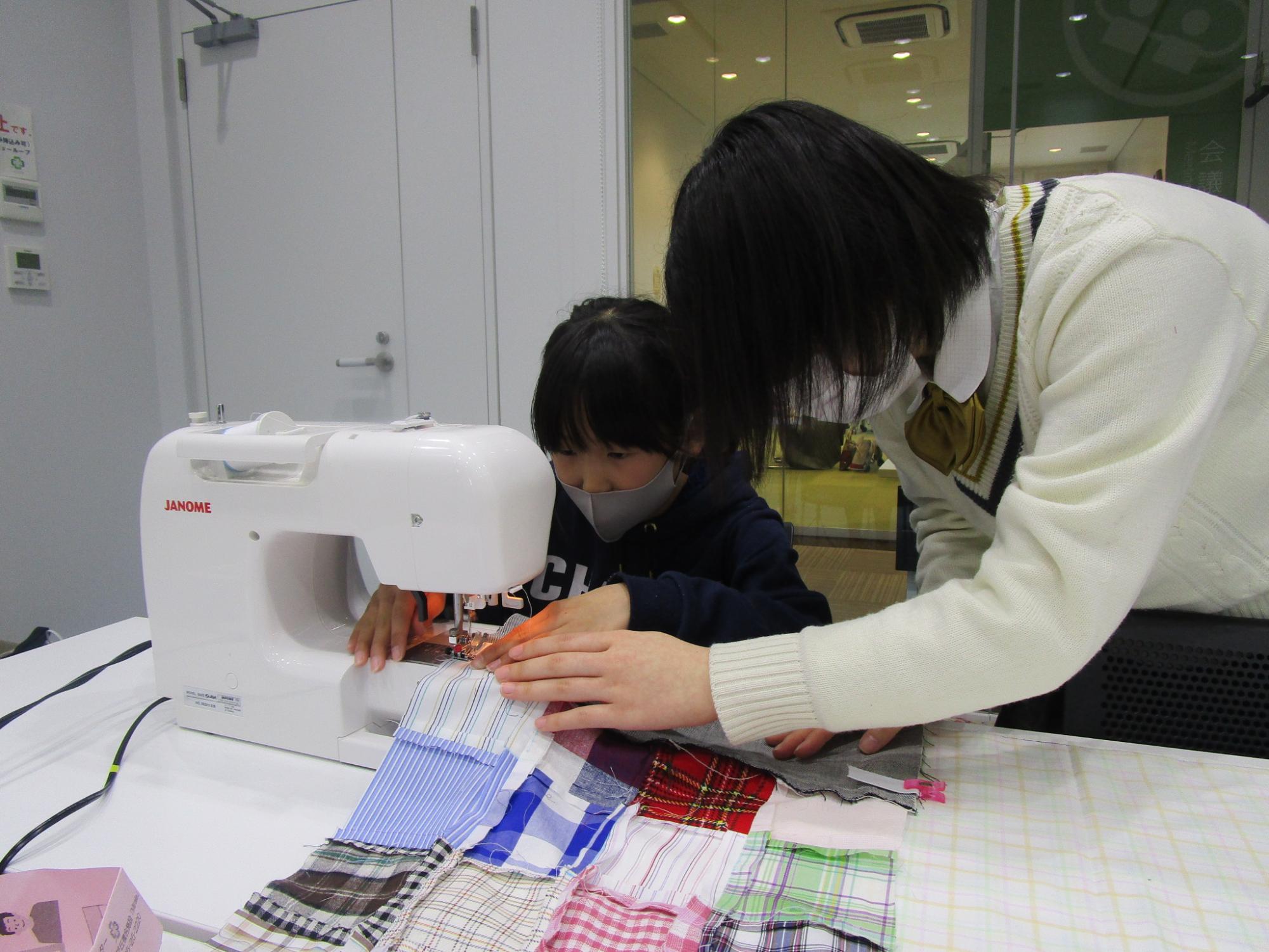 ミシンを使って縫い合わせている様子