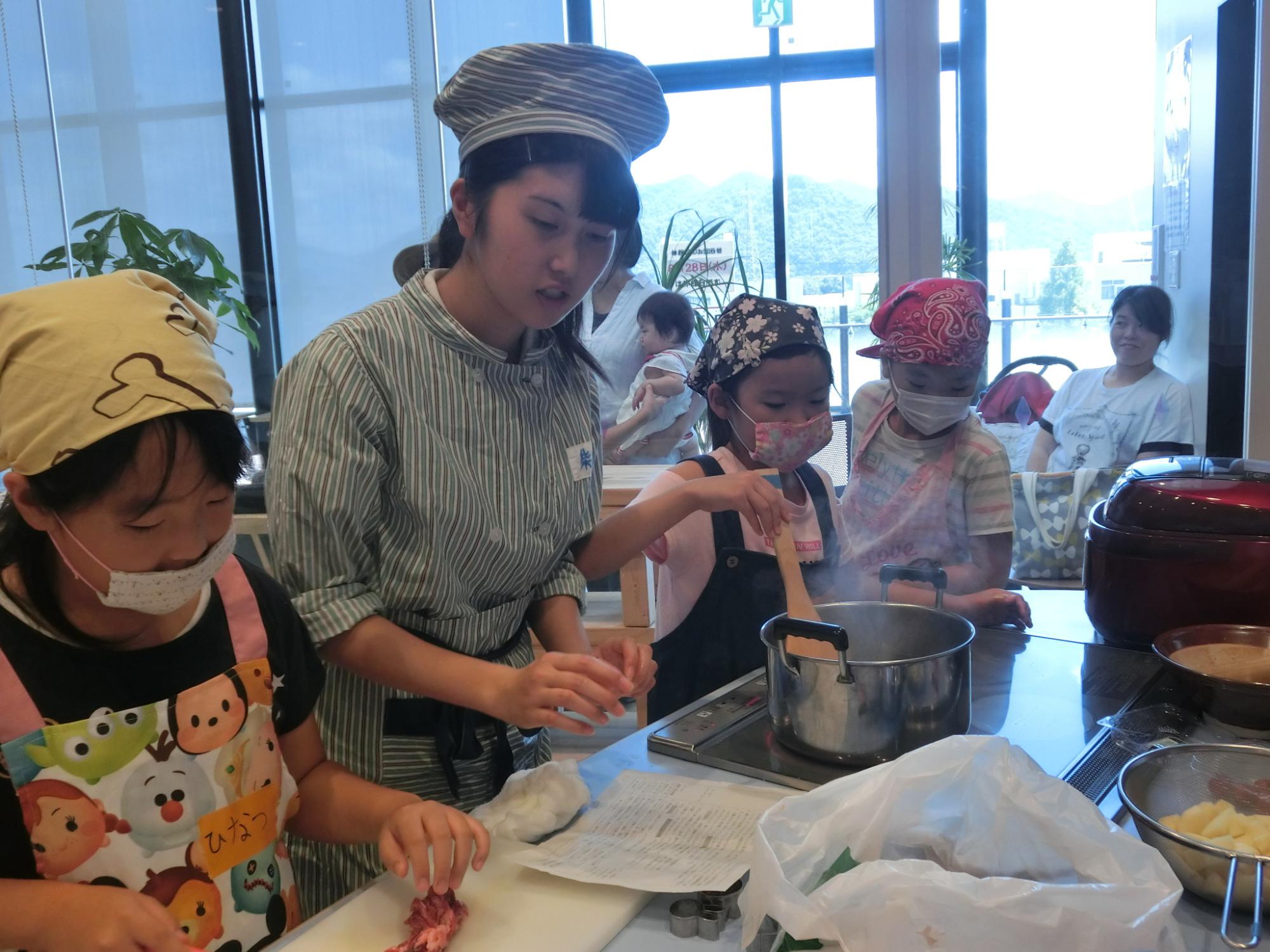 8月クッキングの様子