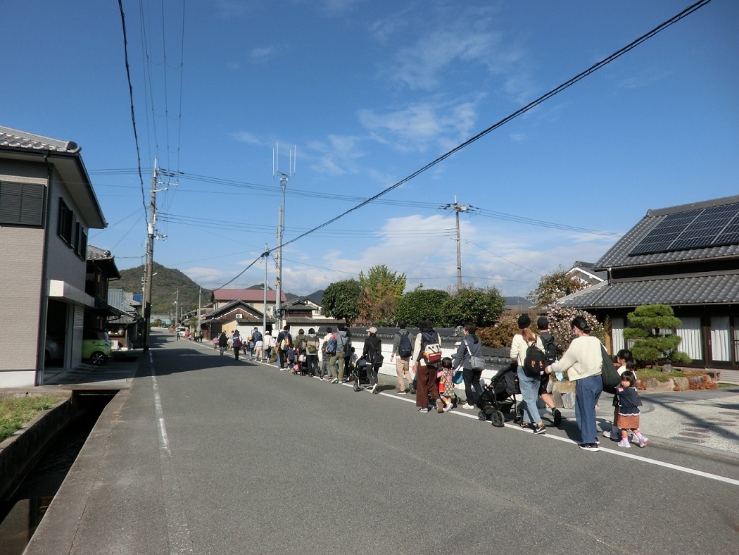 比延駅に向かっている