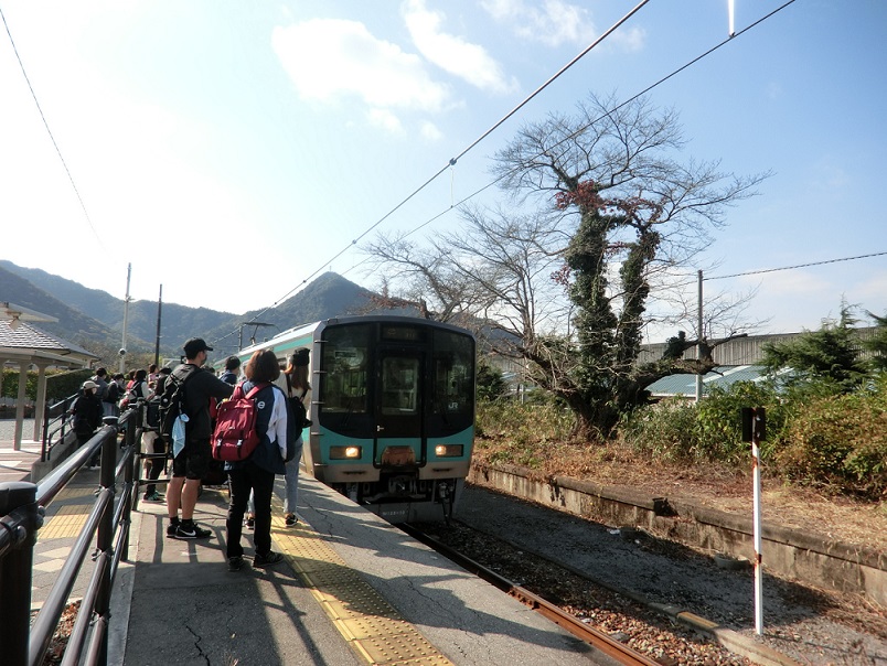 電車に乗ってへそ公園へ向かう