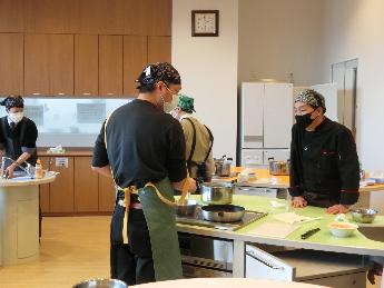 男性のための料理教室の様子