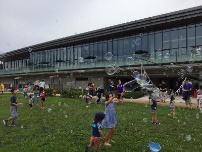 しゃぼん玉で遊ぶ様子