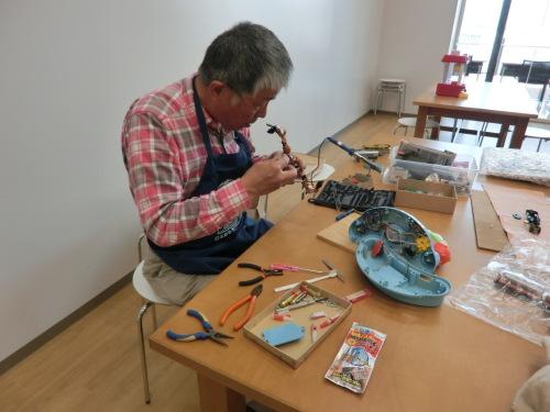おもちゃドクターがおもちゃを手作業で修理している様子