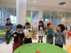 おりがみ遊びの様子