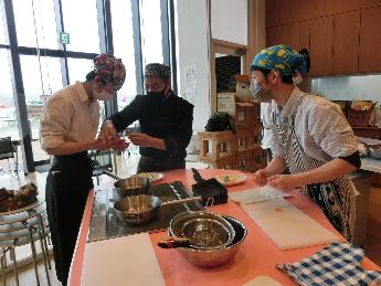 男性の料理教室の様子