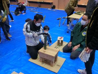 竹馬作りの様子