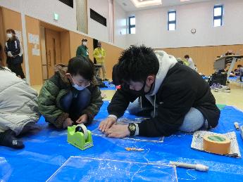 凧を作成する親子の様子