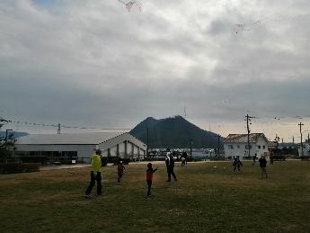 親子で凧上げをしている様子