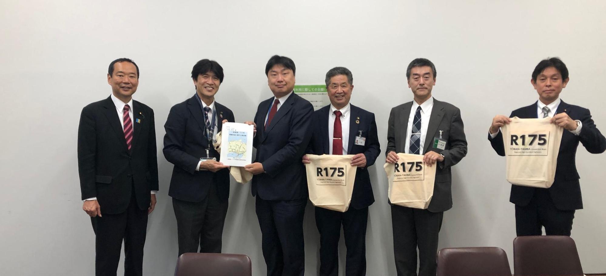 財務省主計局尾崎主計官