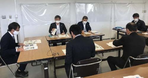 県民局長、土木事務所長に要望内容を説明