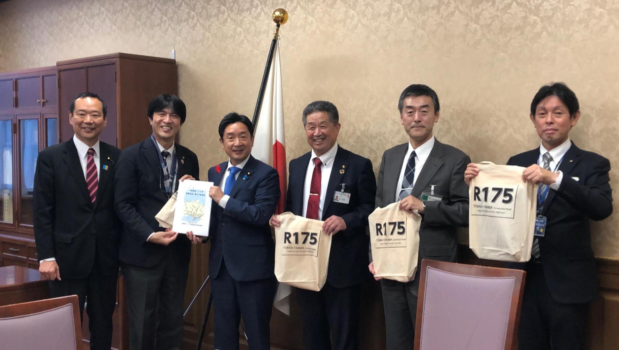 財務省瀬戸大臣政務官