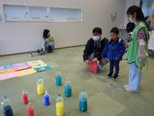 輪投げで遊ぶ子ども