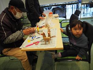 木馬のおもちゃを見ている子ども