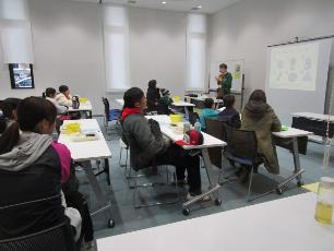 アンモナイトについての話を聞く親子