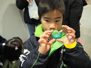 手作りの化石レプリカを持つ小学生