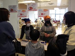 カレーやぜんざいのチケット販売をする小学生キッチンスタッフ