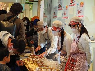 焼き菓子を販売する高校生