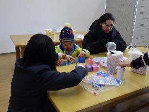 静電気でくっつく工作を楽しむ親子