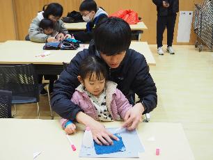 播州織のコースター作りを楽しむ親子