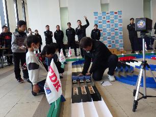 作ったミニ四駆でレースをする子どもたち